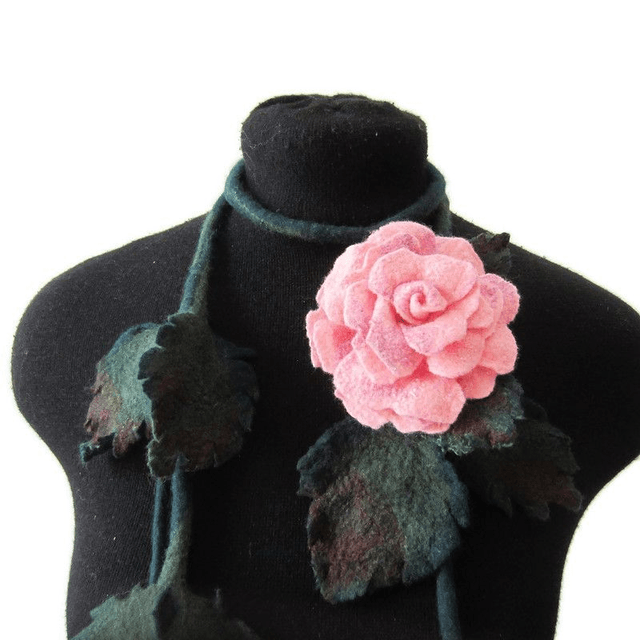 Collana infeltrita lana merino rosa spilla infeltrita Collane fatto a mano regalo unico