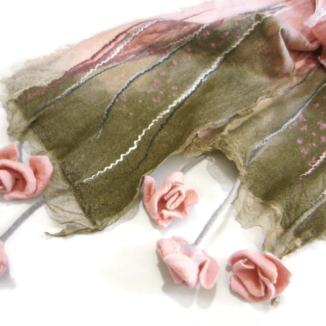 Sciarpa feltro lana merino seta infeltrita fiori rosa Sciarpa lunga calda donna fatto a mano regali unici per le donne
