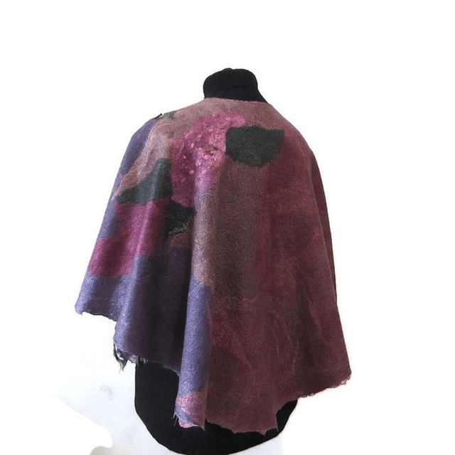 Poncho leggero in lana e seta con decoro cut-out. Infeltrimento, fatto a mano.
