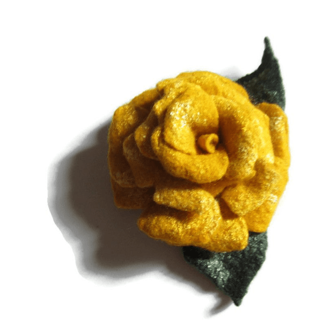Spilla fatta a mano in feltro di lana merino rosa giallo regalo unico