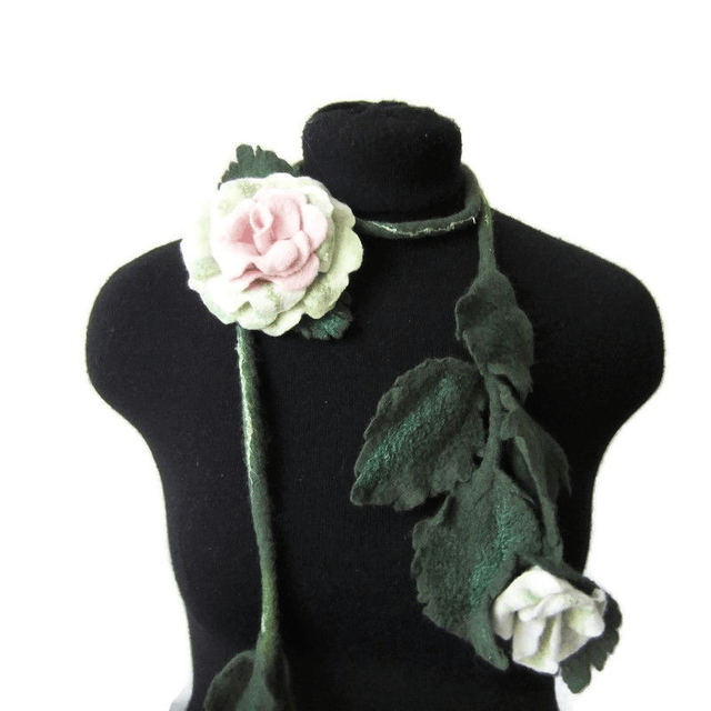 Collana infeltrita lana merino rosa bianca spilla infeltrita Collane fatto a mano regali unici