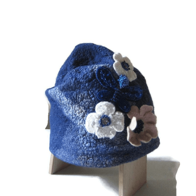 Cappello di lana con farfalla, decorato con fiori e perline.