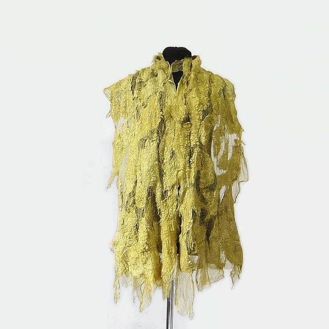 Sciarpa in feltro di lana e seta oro giallo. Sciarpa lunga fatta a mano, regali unici per le donne in stile boho