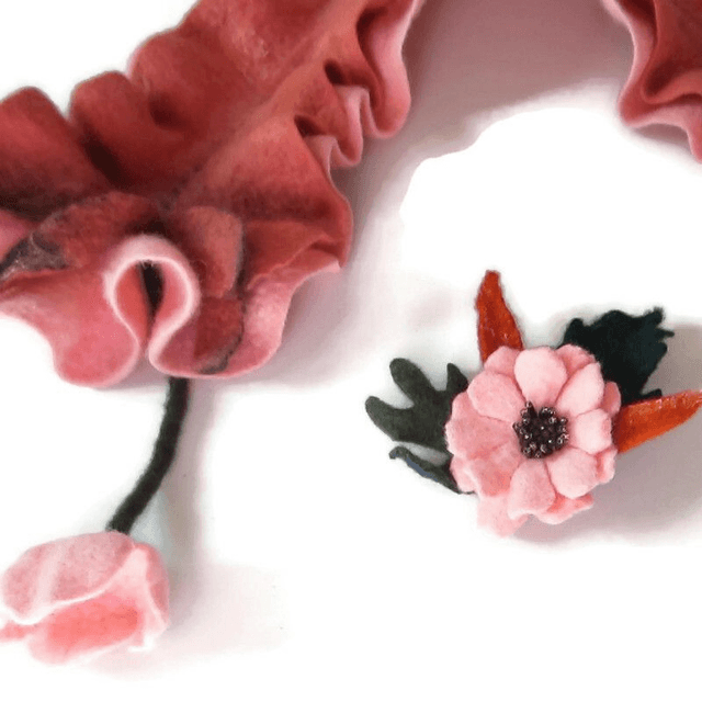 Sciarpa collo feltro lana merino infeltrita Sciarpa fatta a mano Sciarpa rosa corallo Regali unici per lei Sciarpa donna fiore sciarpa