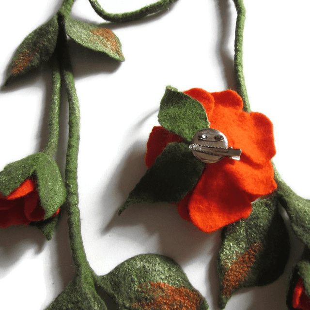 Collana feltro lana merino spilla arancio rosa infeltrimento Fatto a mano regalo unico