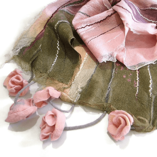 Sciarpa feltro lana merino seta infeltrita fiori rosa Sciarpa lunga calda donna fatto a mano regali unici per le donne
