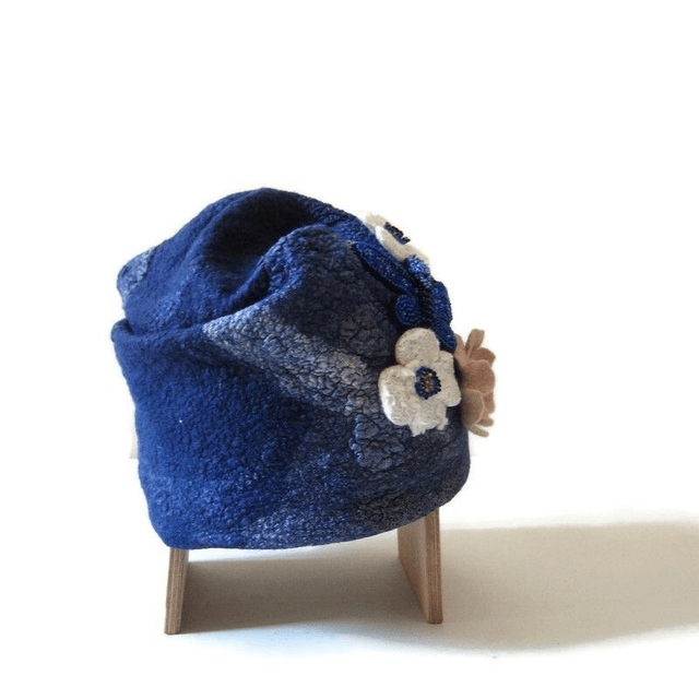 Cappello di lana con farfalla, decorato con fiori e perline.