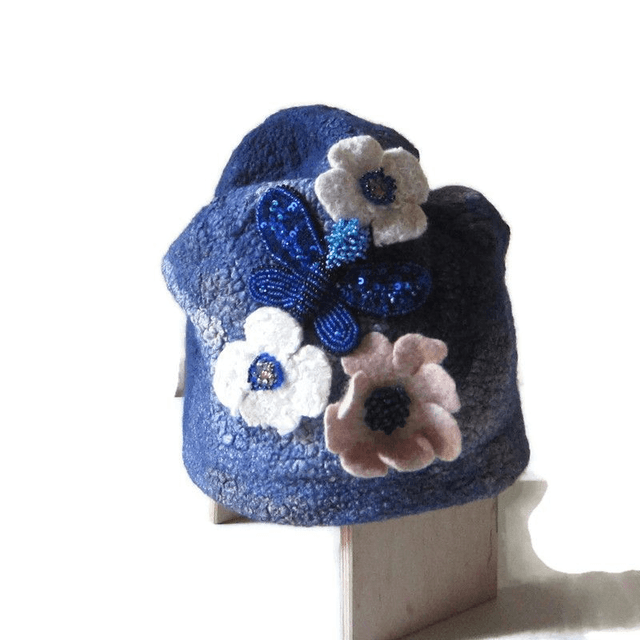 Cappello di lana con farfalla, decorato con fiori e perline.
