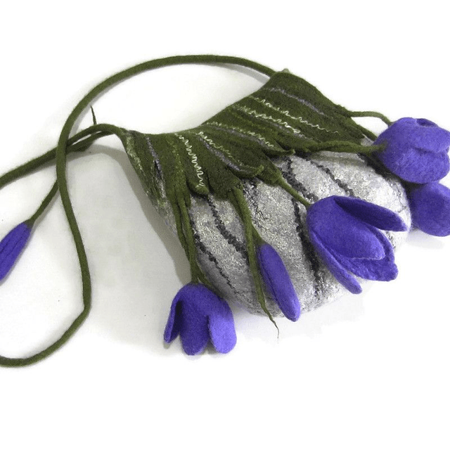 Borsa donna fatta a mano borsa a tracolla feltro lana merino grigio verde regalo per donna borsa unica per ragazza con fiori tulipani viola
