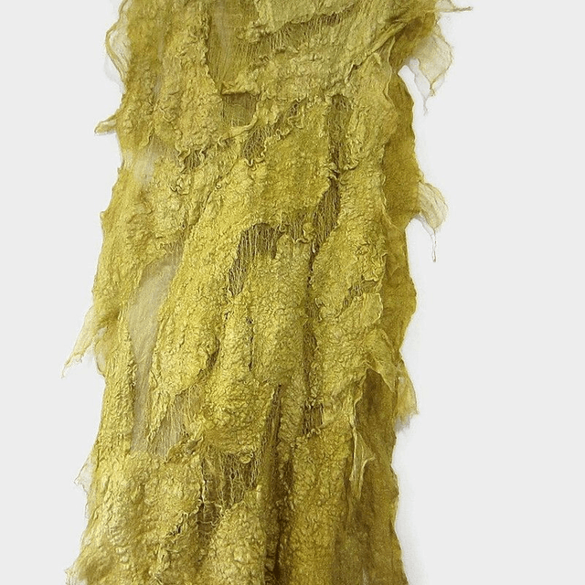 Sciarpa in feltro di lana e seta oro giallo. Sciarpa lunga fatta a mano, regali unici per le donne in stile boho