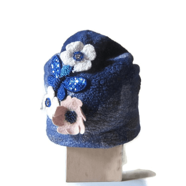 Cappello di lana con farfalla, decorato con fiori e perline.
