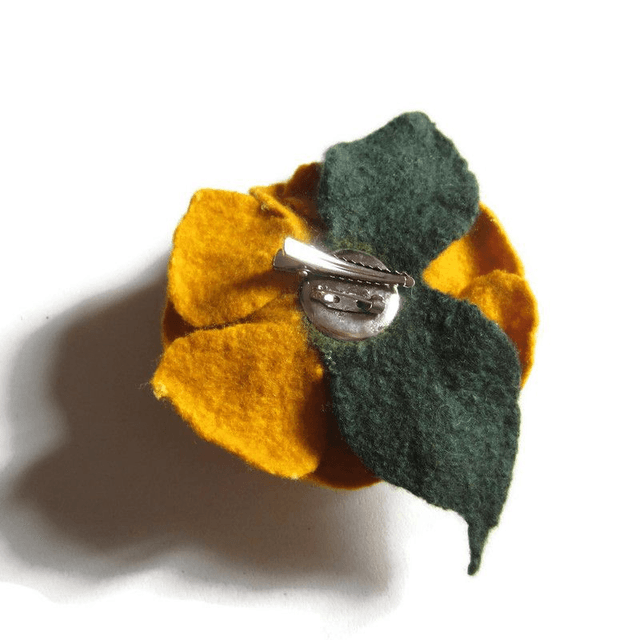 Spilla fatta a mano in feltro di lana merino rosa giallo regalo unico
