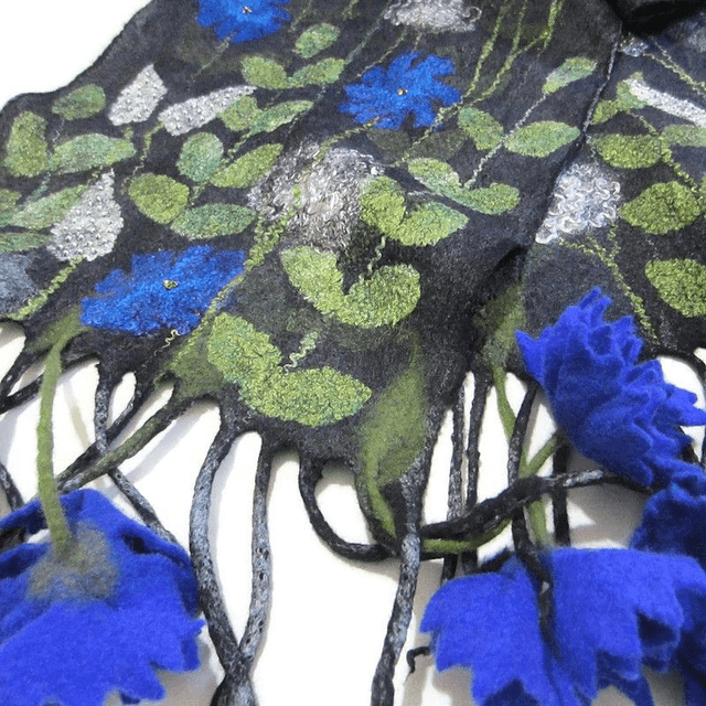 Sciarpa art feltro calda lunga infeltrita lana merino seta perline nero stola fatto a mano infeltrimento blu fiori regalo unico per le donne