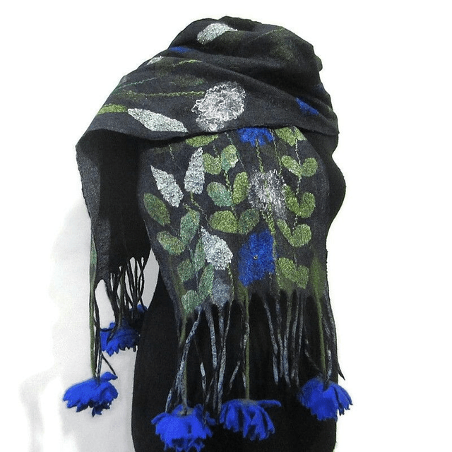 Sciarpa art feltro calda lunga infeltrita lana merino seta perline nero stola fatto a mano infeltrimento blu fiori regalo unico per le donne