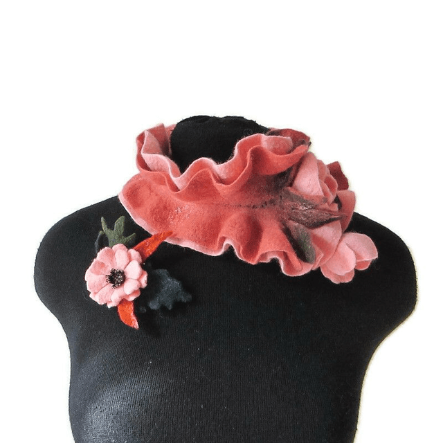 Sciarpa collo feltro lana merino infeltrita Sciarpa fatta a mano Sciarpa rosa corallo Regali unici per lei Sciarpa donna fiore sciarpa