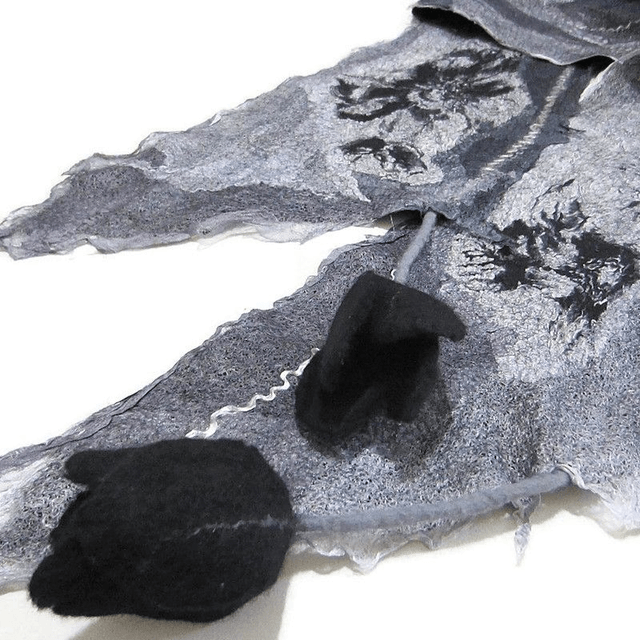 Sciarpa lana merino seta infeltrita fiori tulipani feltro Sciarpa colore grigio nero lunga calda donna fatto a mano regali unici per donne