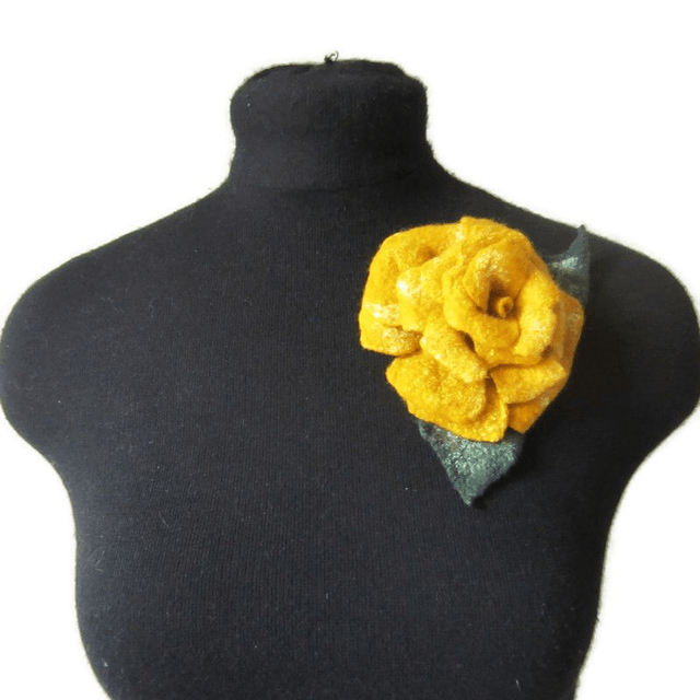Spilla fatta a mano in feltro di lana merino rosa giallo regalo unico