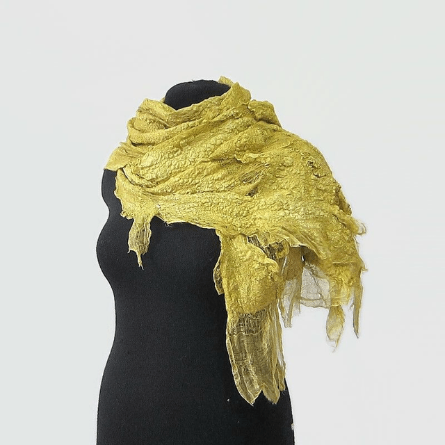 Sciarpa in feltro di lana e seta oro giallo. Sciarpa lunga fatta a mano, regali unici per le donne in stile boho