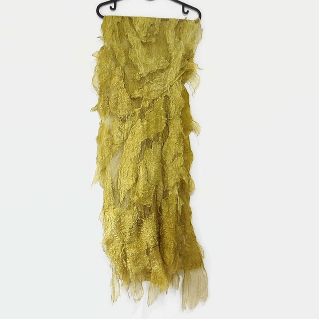 Sciarpa in feltro di lana e seta oro giallo. Sciarpa lunga fatta a mano, regali unici per le donne in stile boho