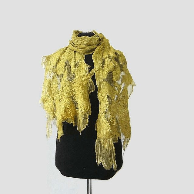 Sciarpa in feltro di lana e seta oro giallo. Sciarpa lunga fatta a mano, regali unici per le donne in stile boho