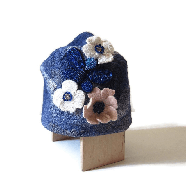 Cappello di lana con farfalla, decorato con fiori e perline.