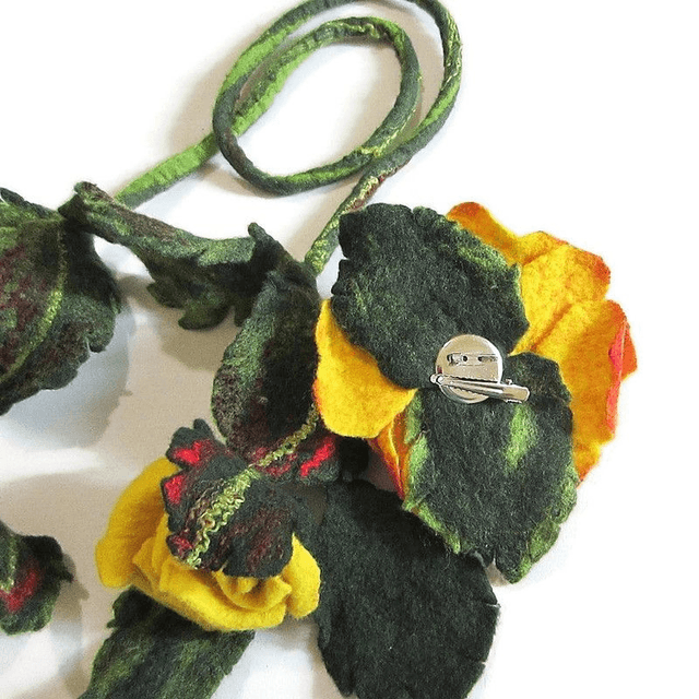 Collana infeltrita lana merino rosa giallo spilla feltro Collana fatto a mano regali unici collana boho