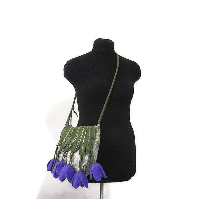 Borsa donna fatta a mano borsa a tracolla feltro lana merino grigio verde regalo per donna borsa unica per ragazza con fiori tulipani viola