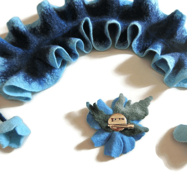 Sciarpa blu collo boa lana merino spilla Infeltrimento fatto a mano Sciarpa ragazza donna feltro Regali unici Regali per lei