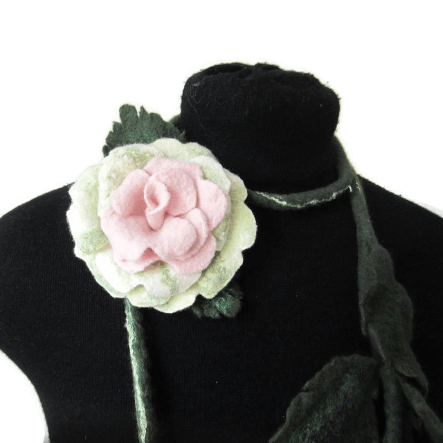 Collana infeltrita lana merino rosa bianca spilla infeltrita Collane fatto a mano regali unici