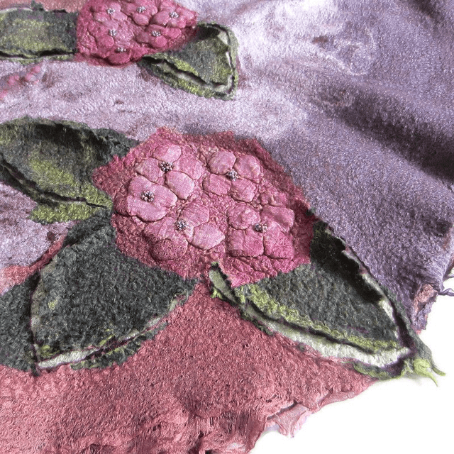 Poncho leggero in lana e seta con decoro cut-out. Infeltrimento, fatto a mano.