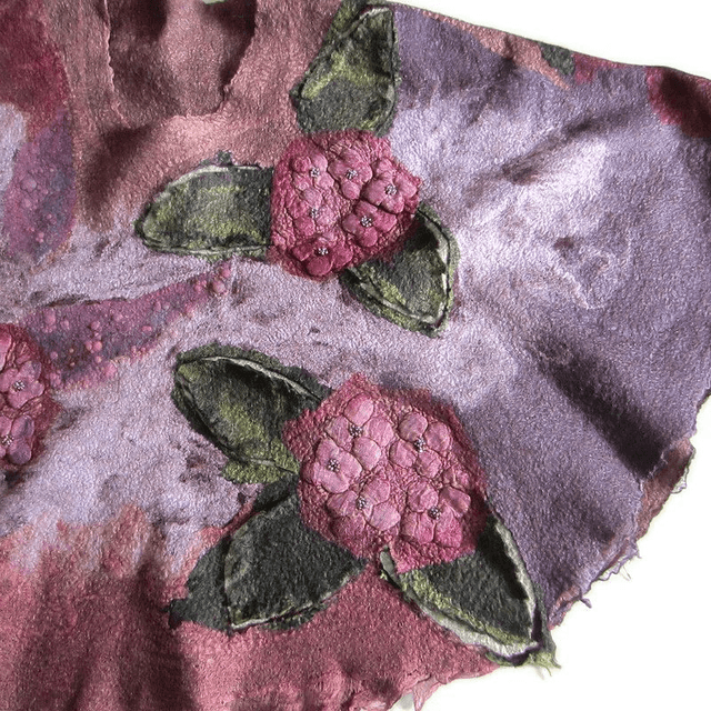 Poncho leggero in lana e seta con decoro cut-out. Infeltrimento, fatto a mano.