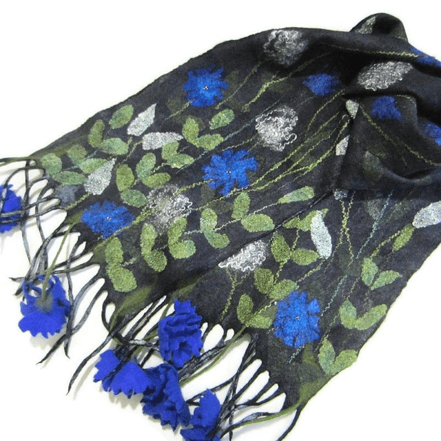 Sciarpa art feltro calda lunga infeltrita lana merino seta perline nero stola fatto a mano infeltrimento blu fiori regalo unico per le donne