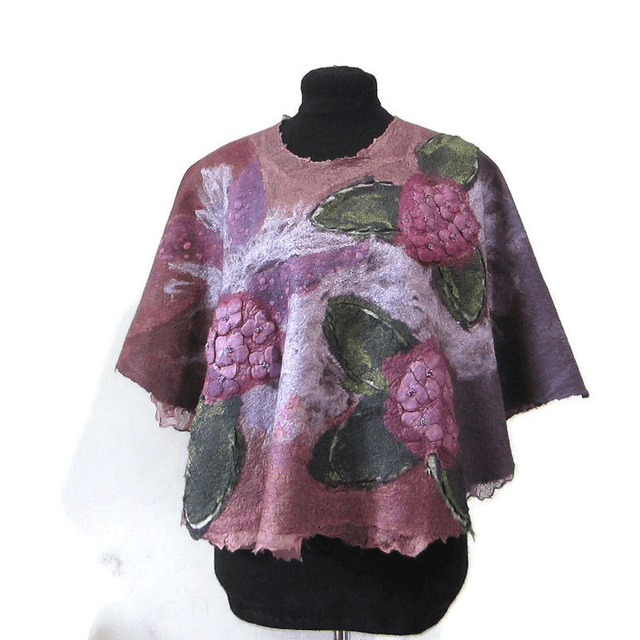 Poncho leggero in lana e seta con decoro cut-out. Infeltrimento, fatto a mano.