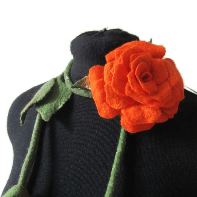 Collana feltro lana merino spilla arancio rosa infeltrimento Fatto a mano regalo unico