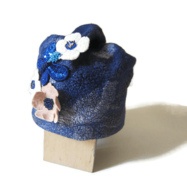 Cappello di lana con farfalla, decorato con fiori e perline.