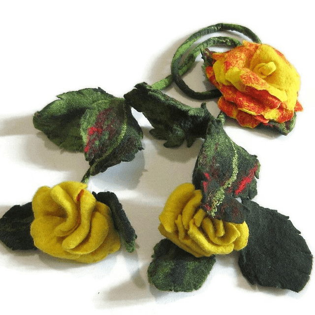 Collana infeltrita lana merino rosa giallo spilla feltro Collana fatto a mano regali unici collana boho