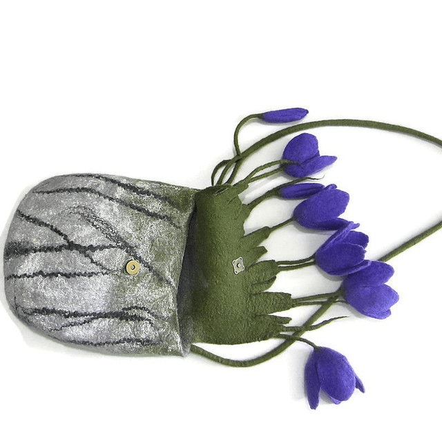 Borsa donna fatta a mano borsa a tracolla feltro lana merino grigio verde regalo per donna borsa unica per ragazza con fiori tulipani viola