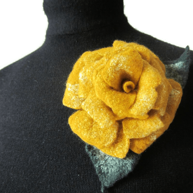 Spilla fatta a mano in feltro di lana merino rosa giallo regalo unico