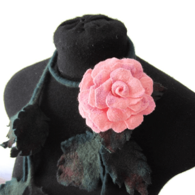 Collana infeltrita lana merino rosa spilla infeltrita Collane fatto a mano regalo unico