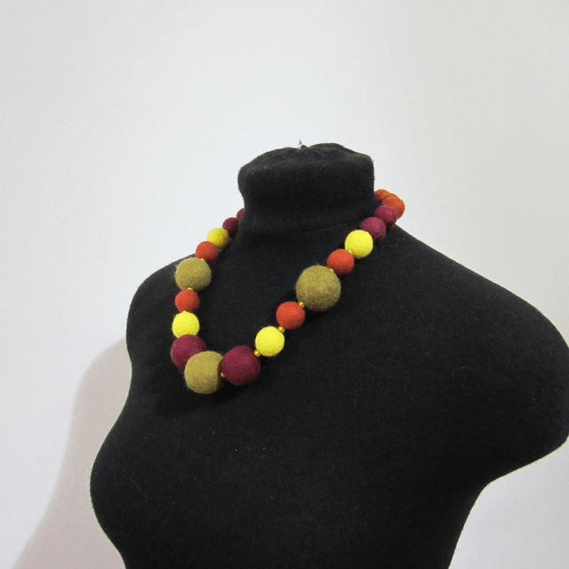 Collana di lana fibra merino infeltrimento 