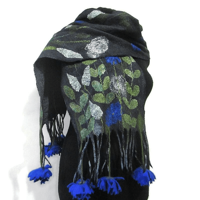 Sciarpa art feltro calda lunga infeltrita lana merino seta perline nero stola fatto a mano infeltrimento blu fiori regalo unico per le donne